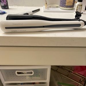 L’Oréal Steampod used twice. Comes with straightener and user manual.